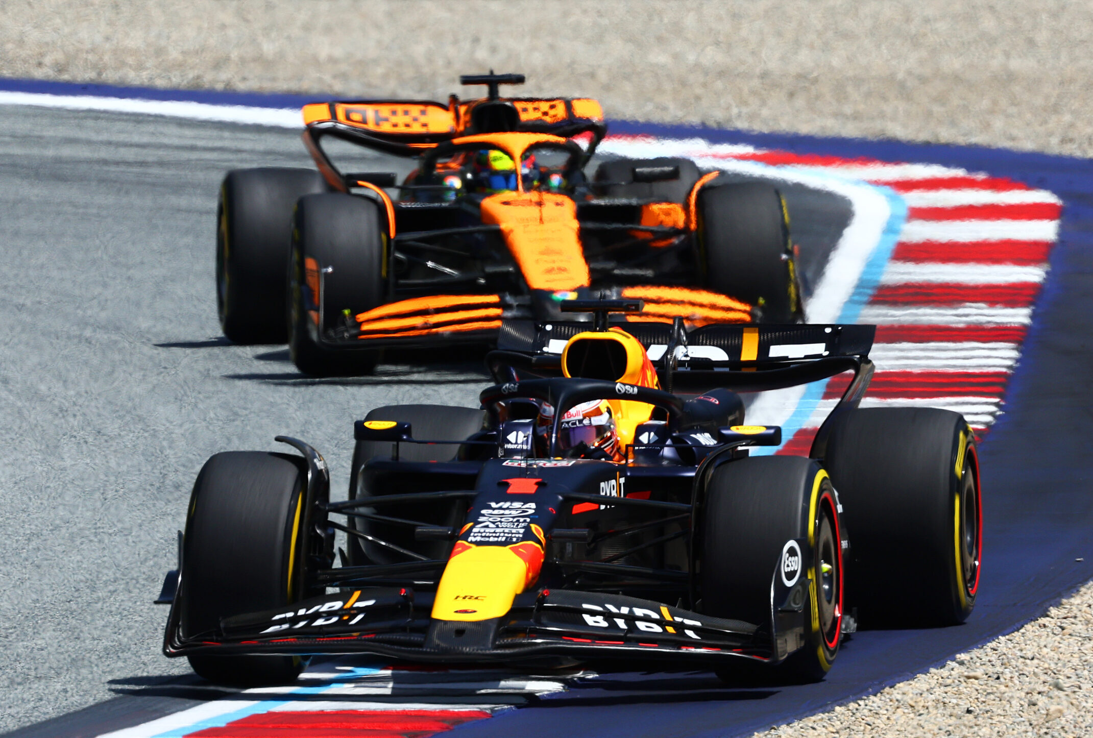 Verstappen resiste presión inicial de los McLaren y gana la sprint del GP de Austria