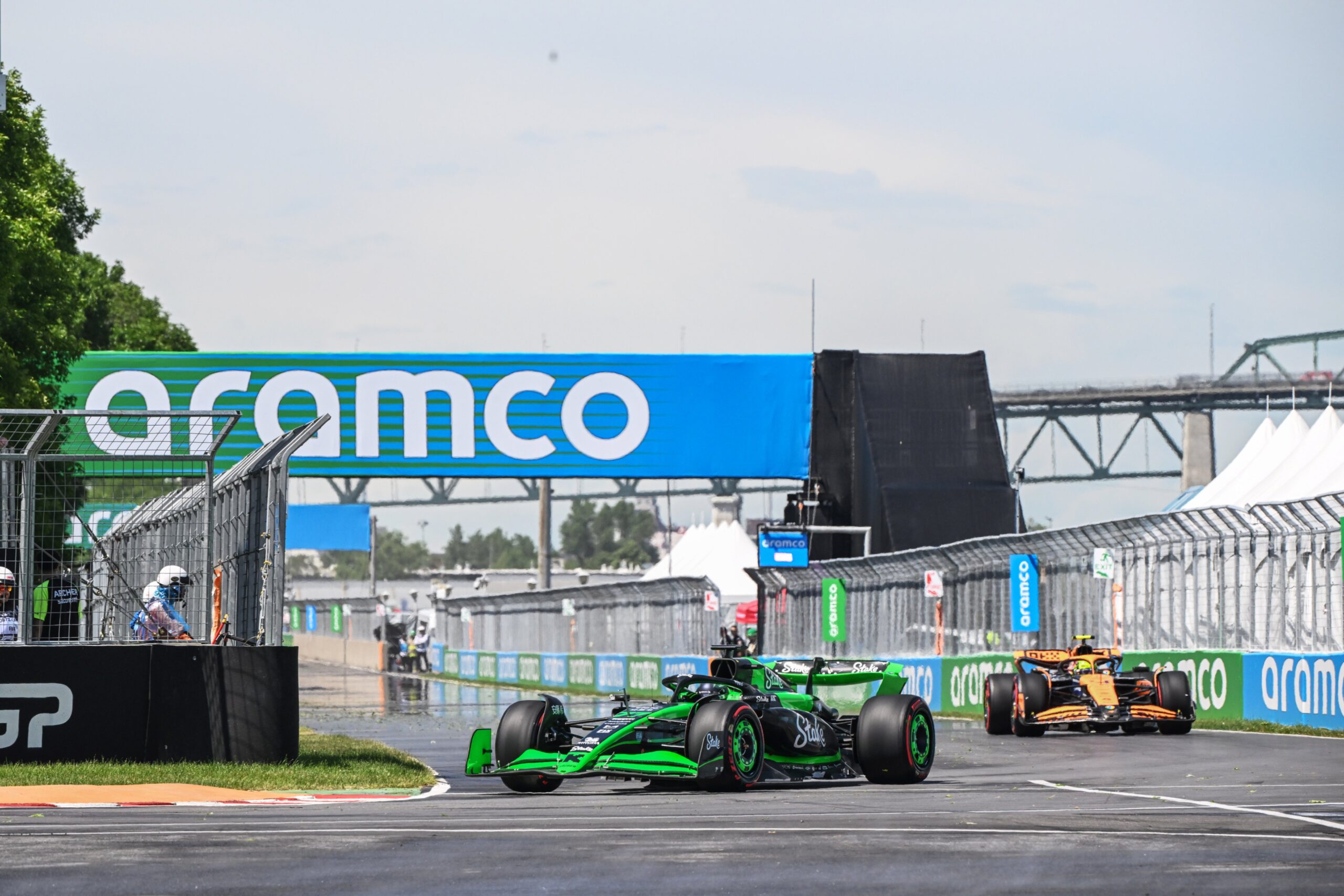 Sauber cambia puesta a punto y larga con Bottas y Zhou desde boxes en el GP de Canadá