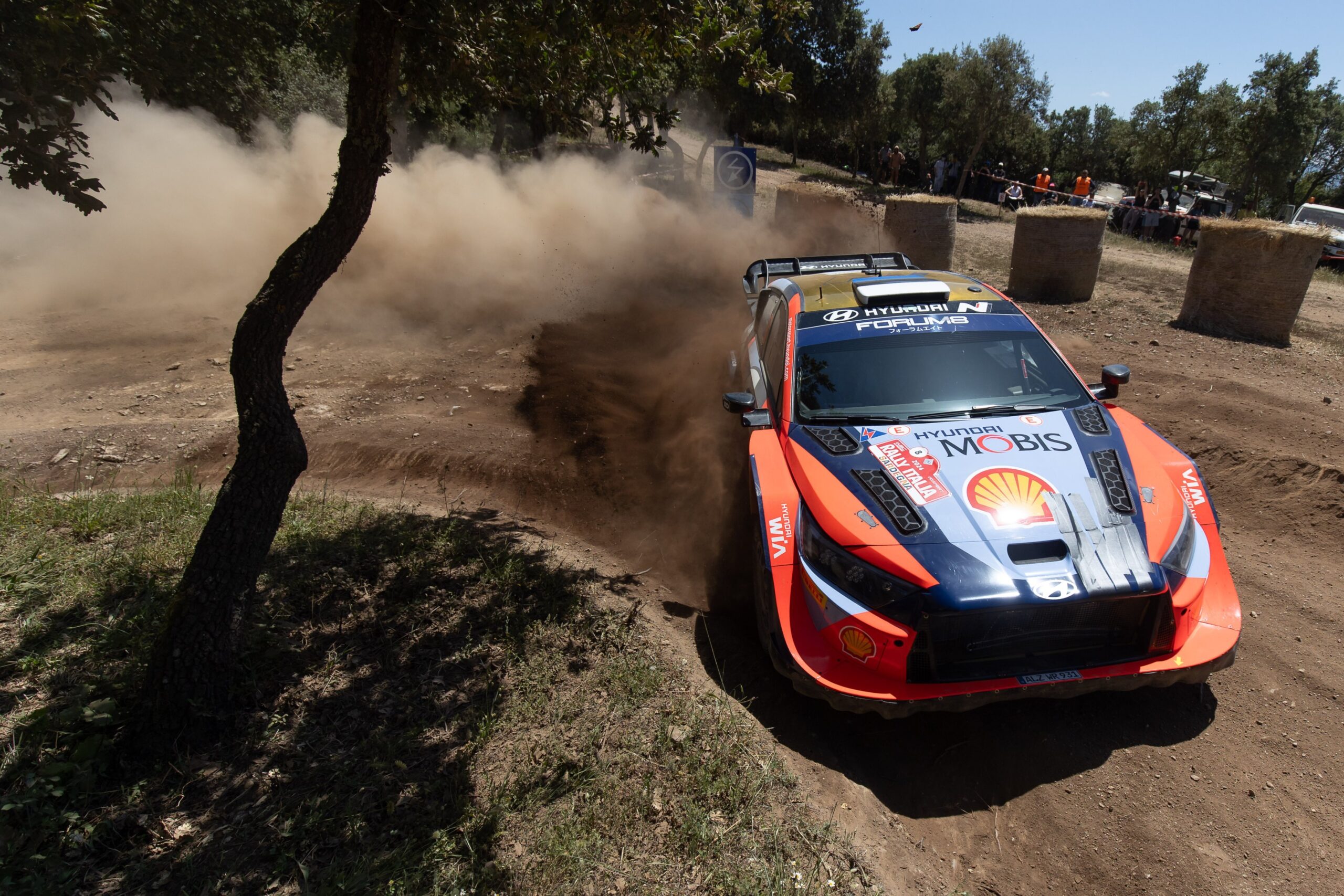 Tänak adelanta a Ogier y logra una victoria histórica en el Rally de Italia-Cerdeña