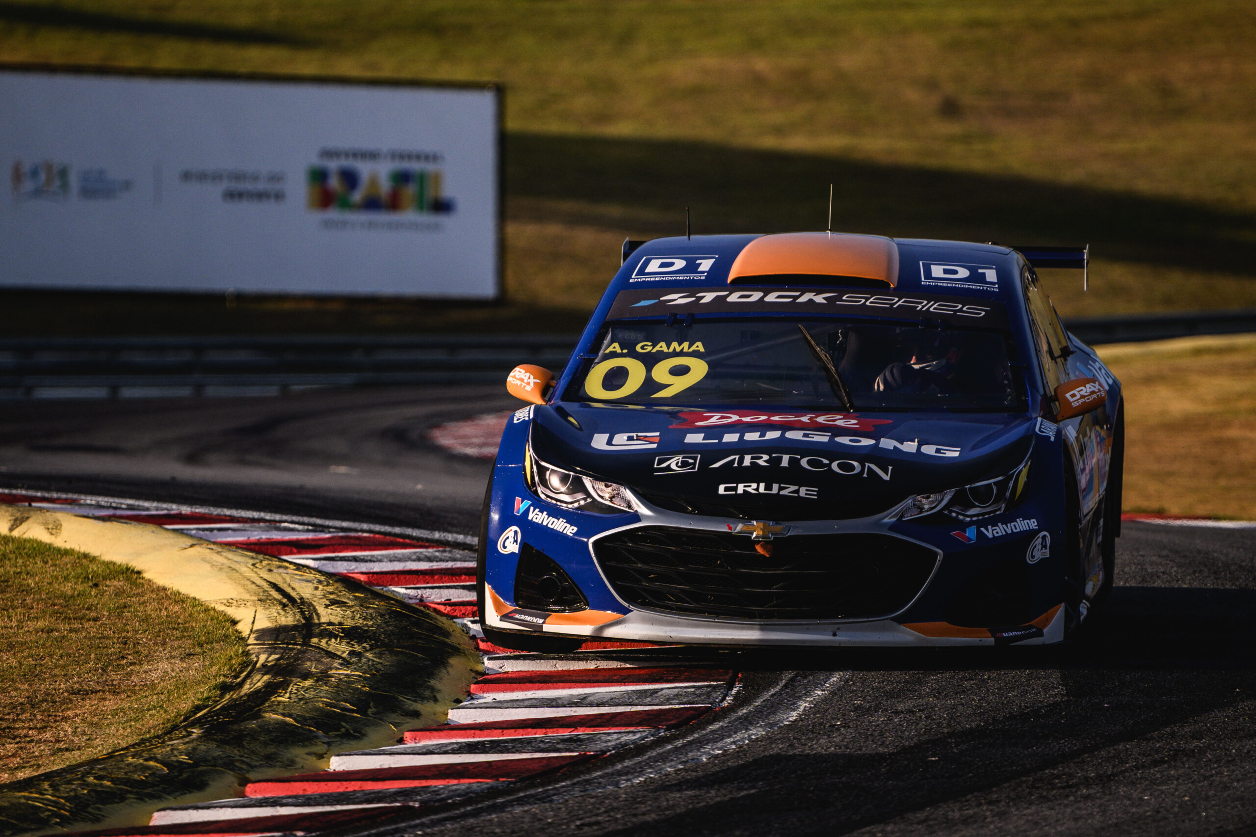 Gama segura Bedani na largada e vence corrida 1 da Stock Series no Velocitta