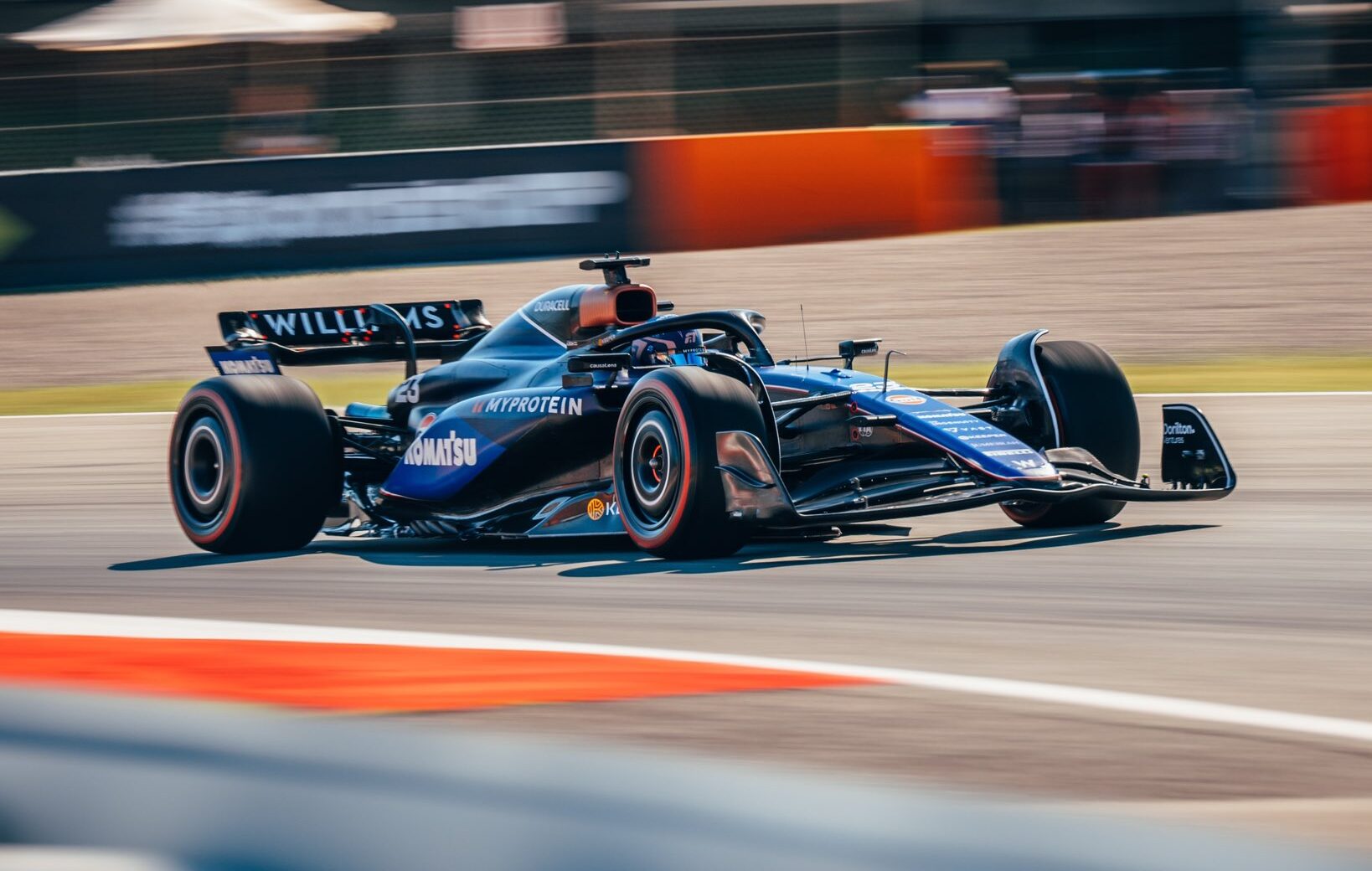 Williams realiza cambio de componentes y hace que Albon largue desde boxes en España