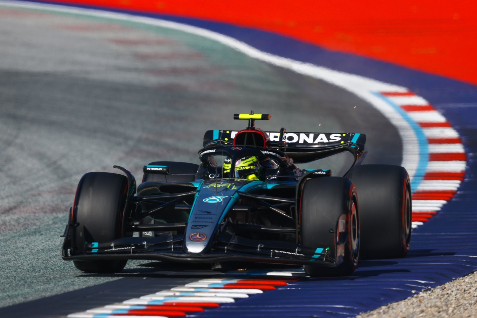 Hamilton admite que vitória na F1 2024 “fica distante quando se toma 0s5 na classificação”