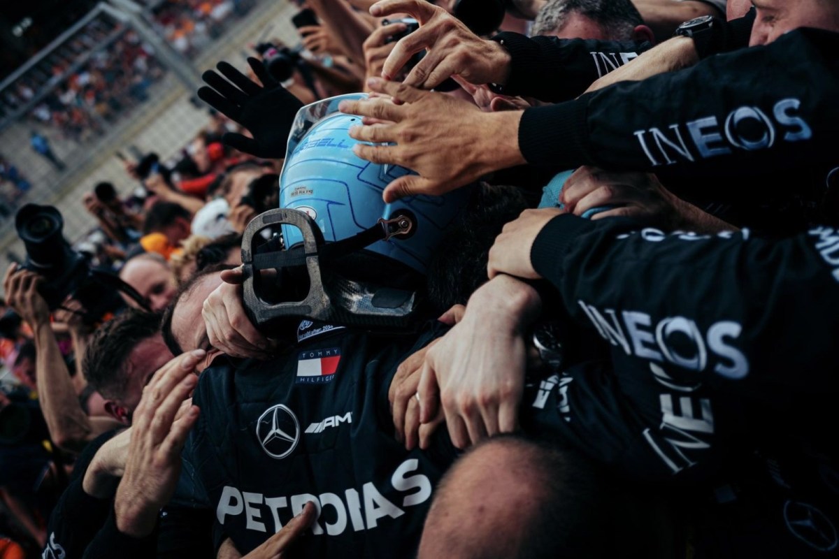 Jefe de Mercedes se disculpa por “radio estúpido” y destaca ritmo de Russell en Austria