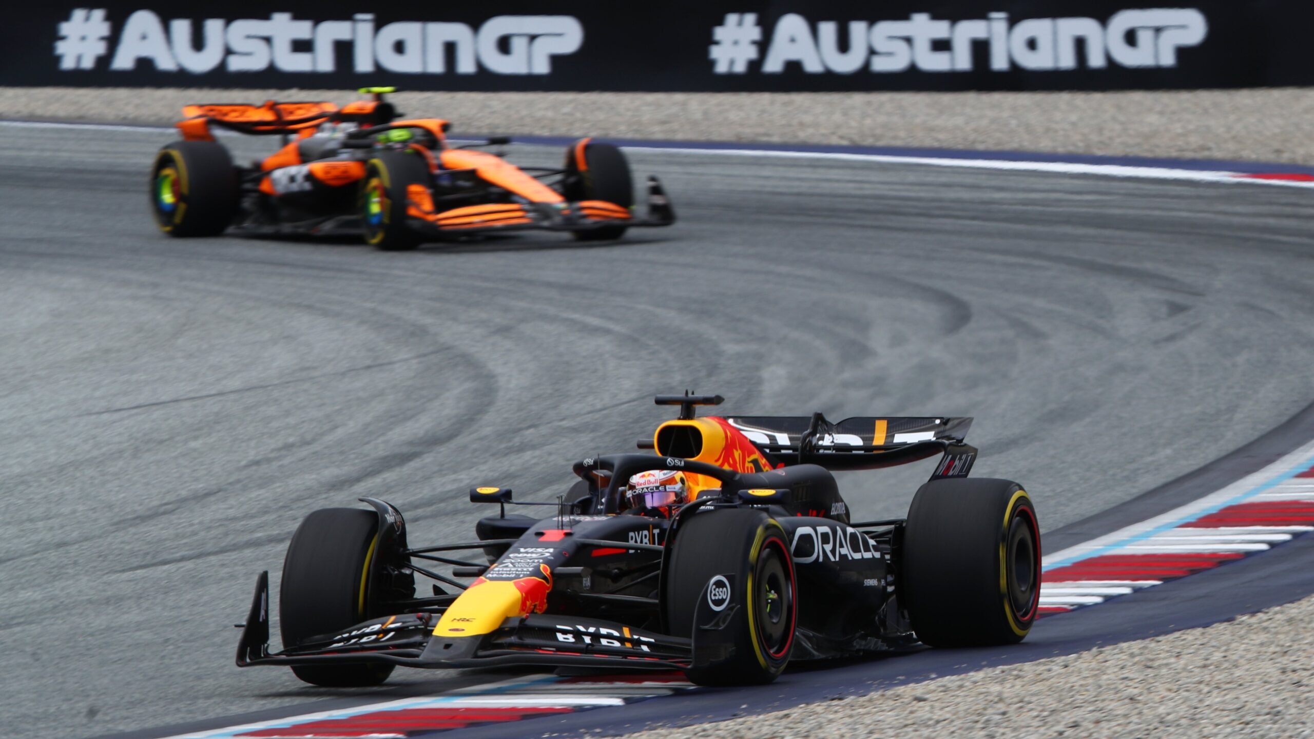 McLaren surpreende e publica análise de Davidson criticando defesas de Verstappen