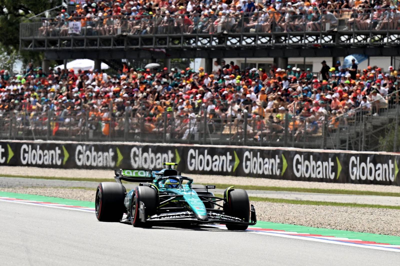 Alonso perde paciência com Aston Martin e dispara: “Precisa entregar mais e falar menos”