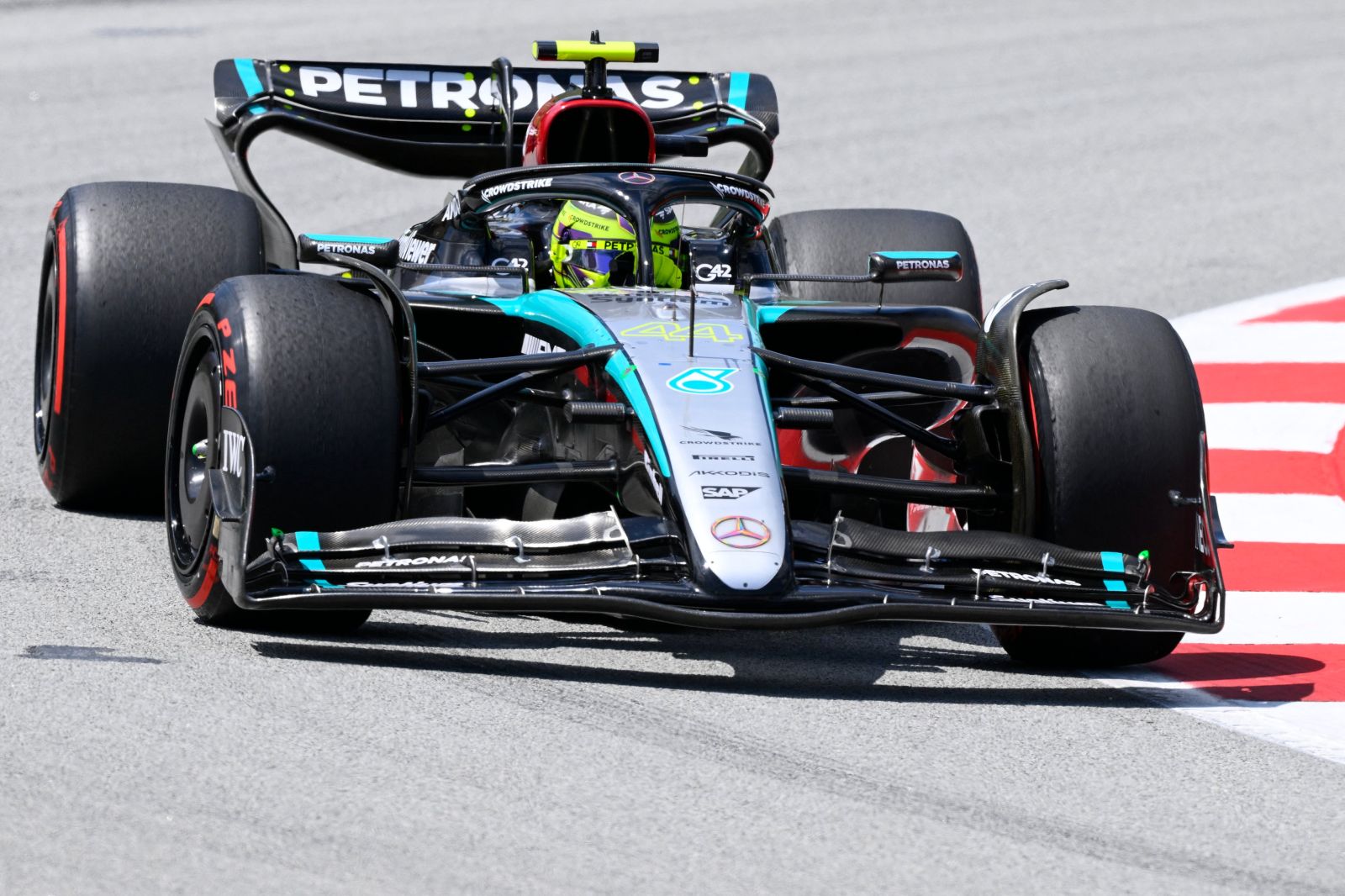 Mercedes festeja pódio de Hamilton e diz que “teóricos da conspiração não têm cérebro”