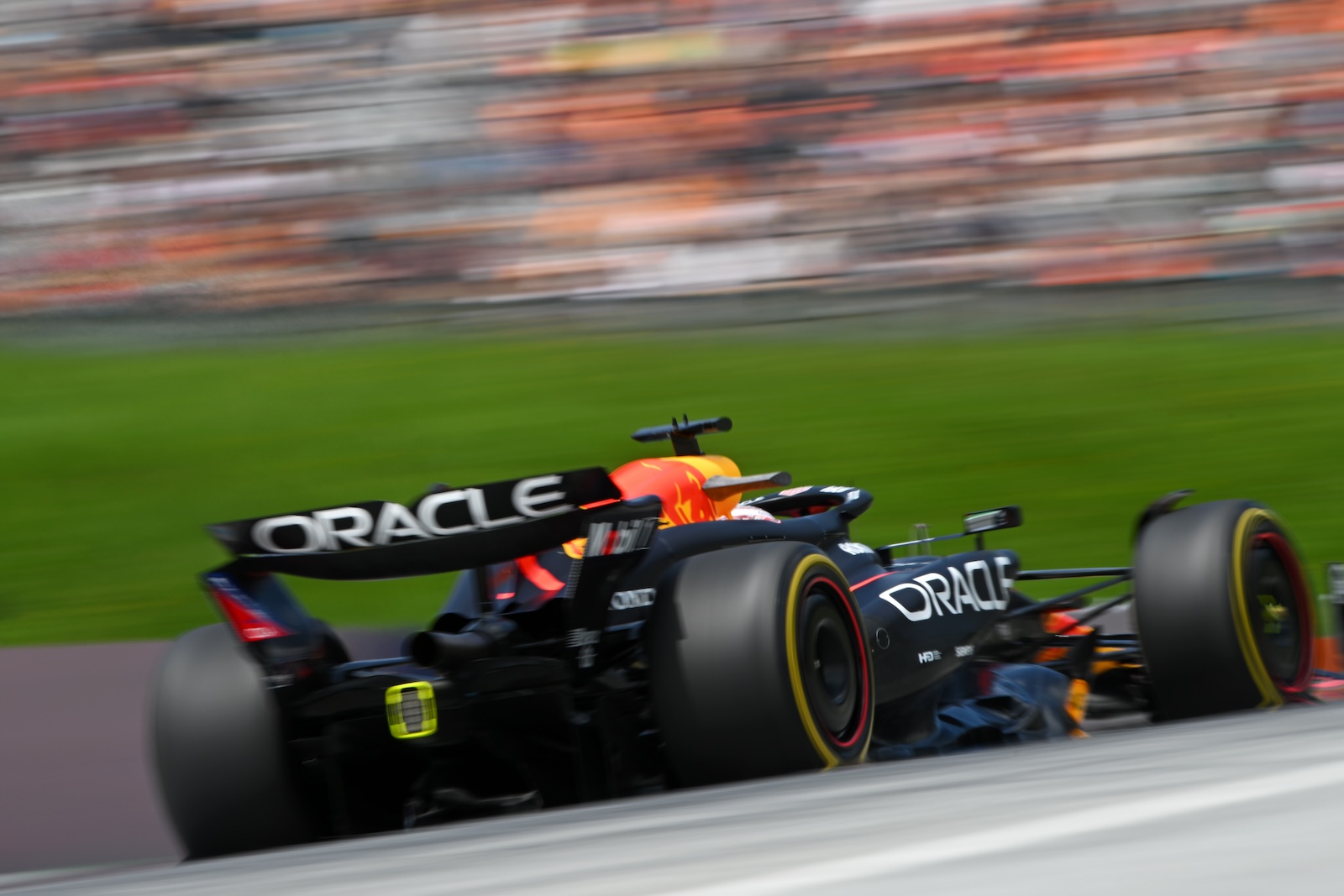 Verstappen supera nova falha de motor e lidera único treino livre do GP da Áustria F1
