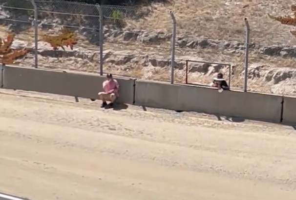 Fã invade circuito e tira fotos na área de escape durante classificação do GP de Laguna Seca