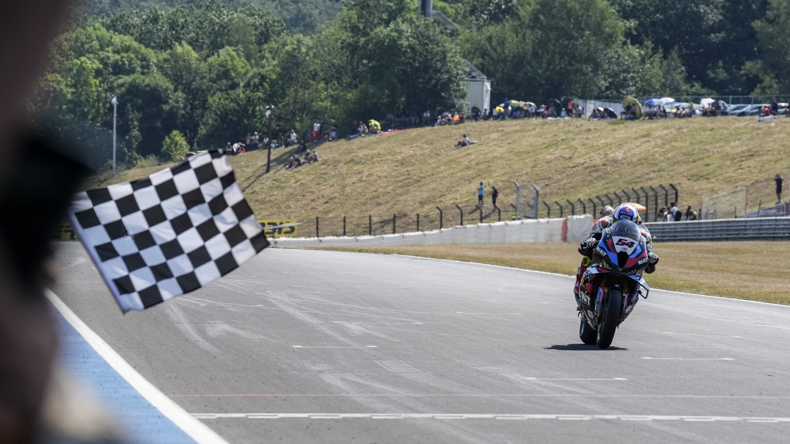 Razgatlioglu varre fim de semana na Tchéquia e aumenta vantagem na liderança do WSBK