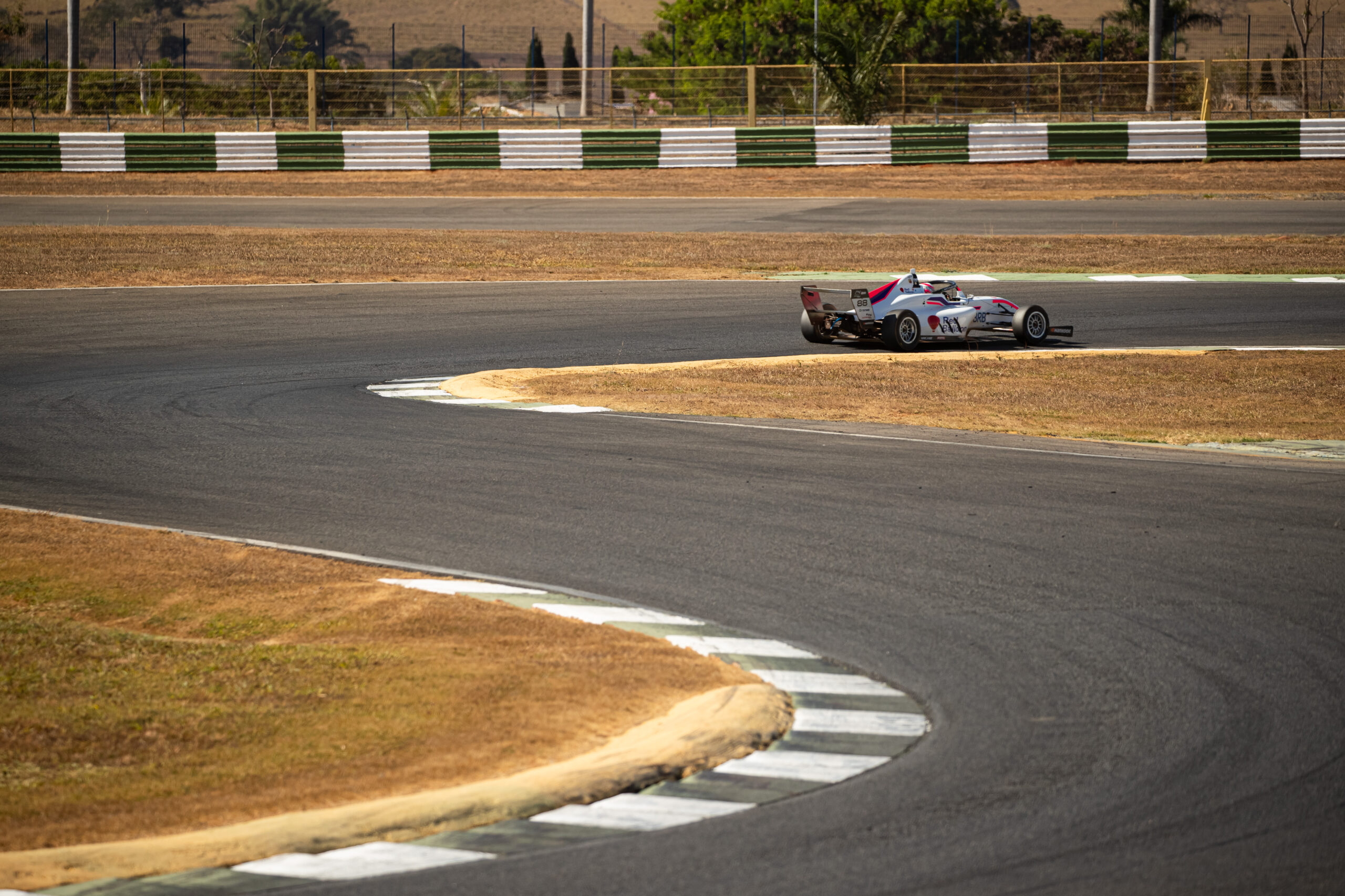 Assista AO VIVO à corrida 3 da F4 Brasil em Goiânia no GRANDE PRÊMIO