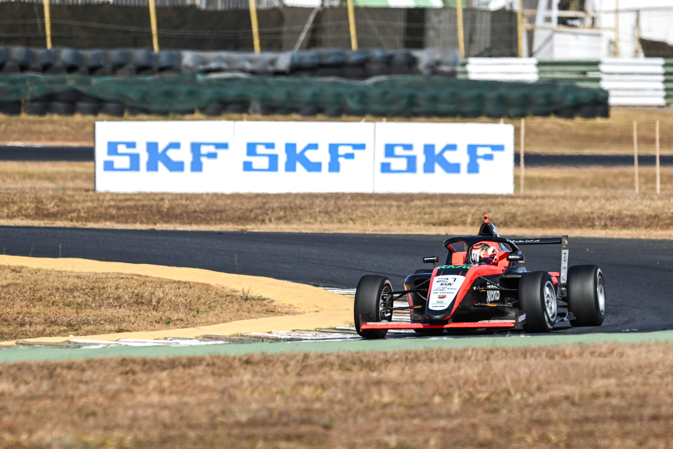 Cho aproveita erro de Pavie e vence corrida 1 da F4 Brasil em Goiânia. Comparatto é 2º