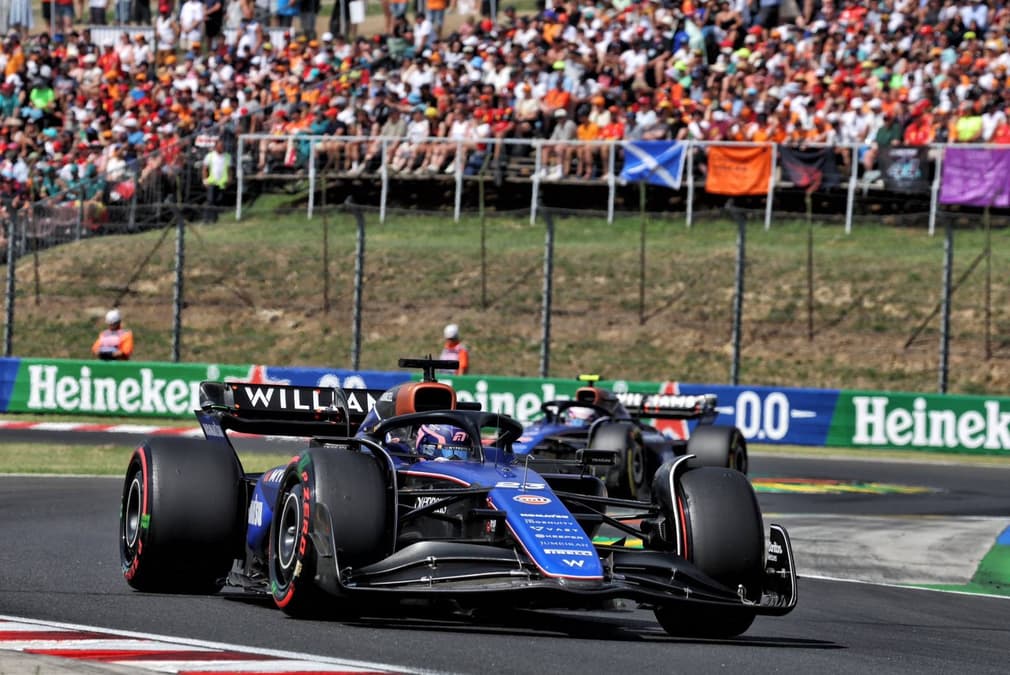 Albon bromea sobre las críticas a Williams por radio en Hungría: «Lo único que salió en la tele»