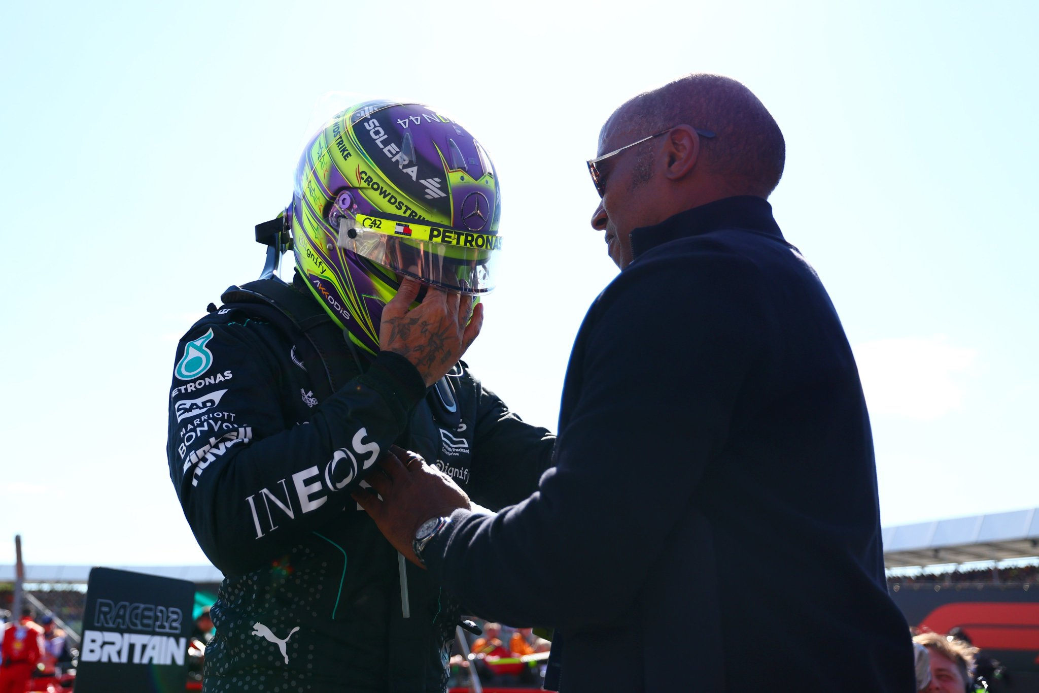 “Por que não choro?”: Hamilton usa Barrichello como exemplo em “vitória mais emocionante”
