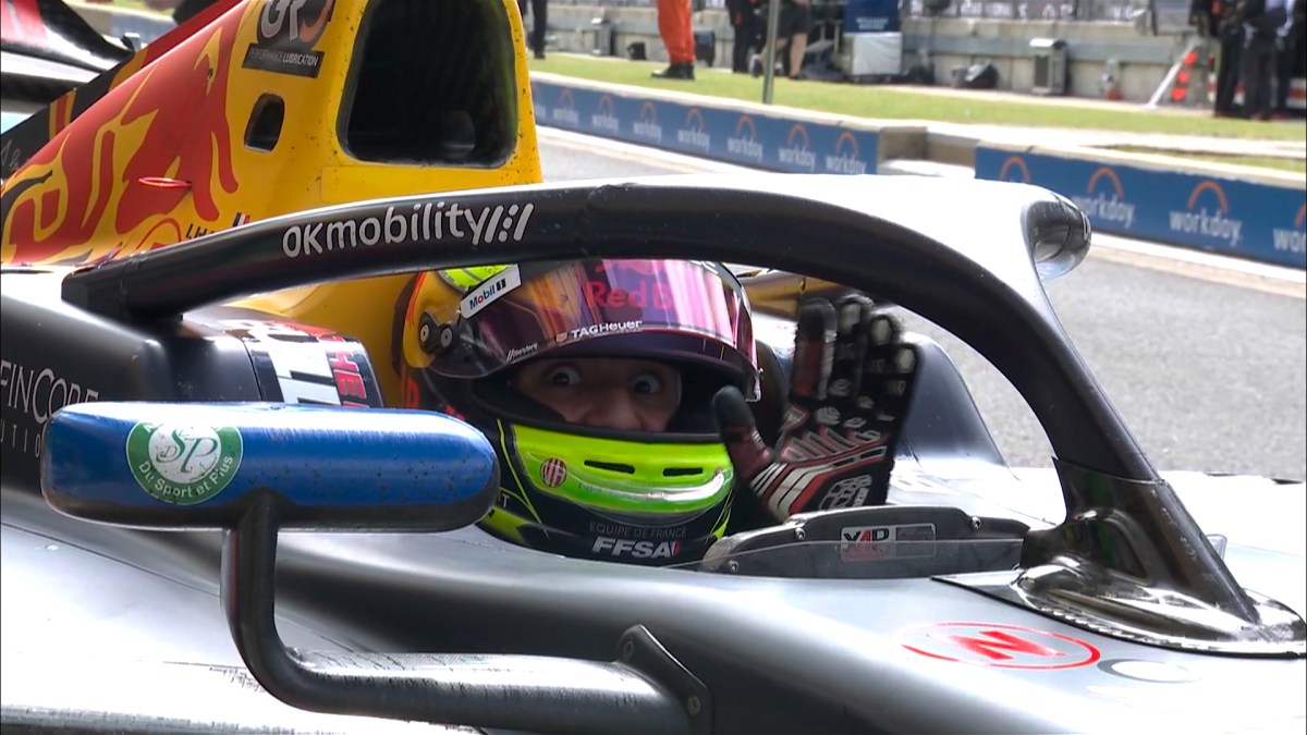 Hadjar sobra e conquista pole da F2 na Inglaterra. Bortoleto larga na 6ª posição