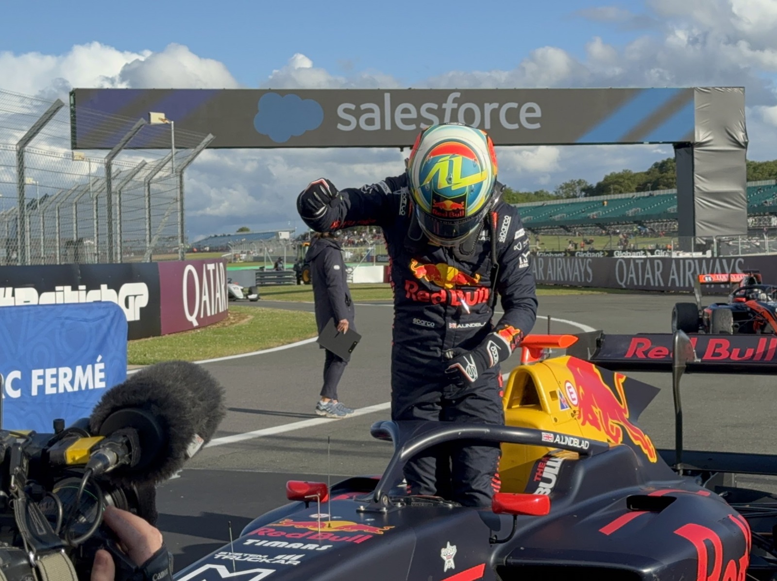 Lindblad engole León no começo e vence atrasada corrida sprint da F3 na Inglaterra