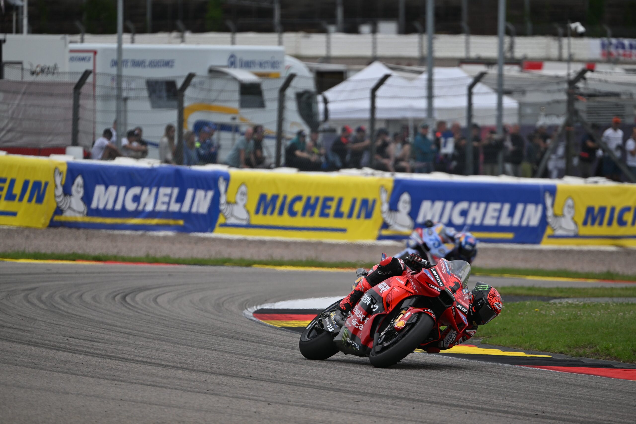 Martín se cae y le entrega a Bagnaia el triunfo en Alemania, podio para Marc y Álex Márquez