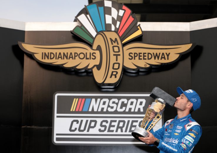 Larson toma ponta no fim e vence etapa com duas prorrogações da Nascar em Indianápolis