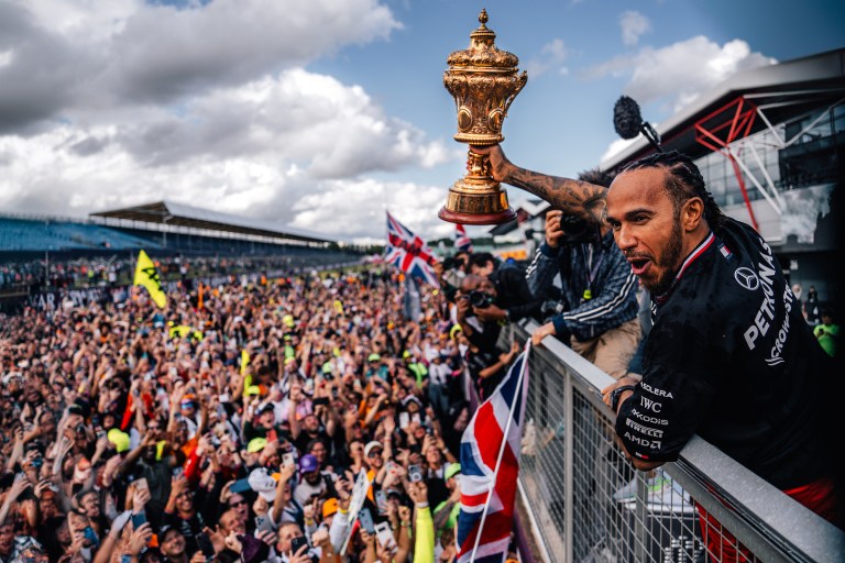 Lewis Hamilton celebra vitória no GP da Inglaterra de F1 (Foto: Mercedes)