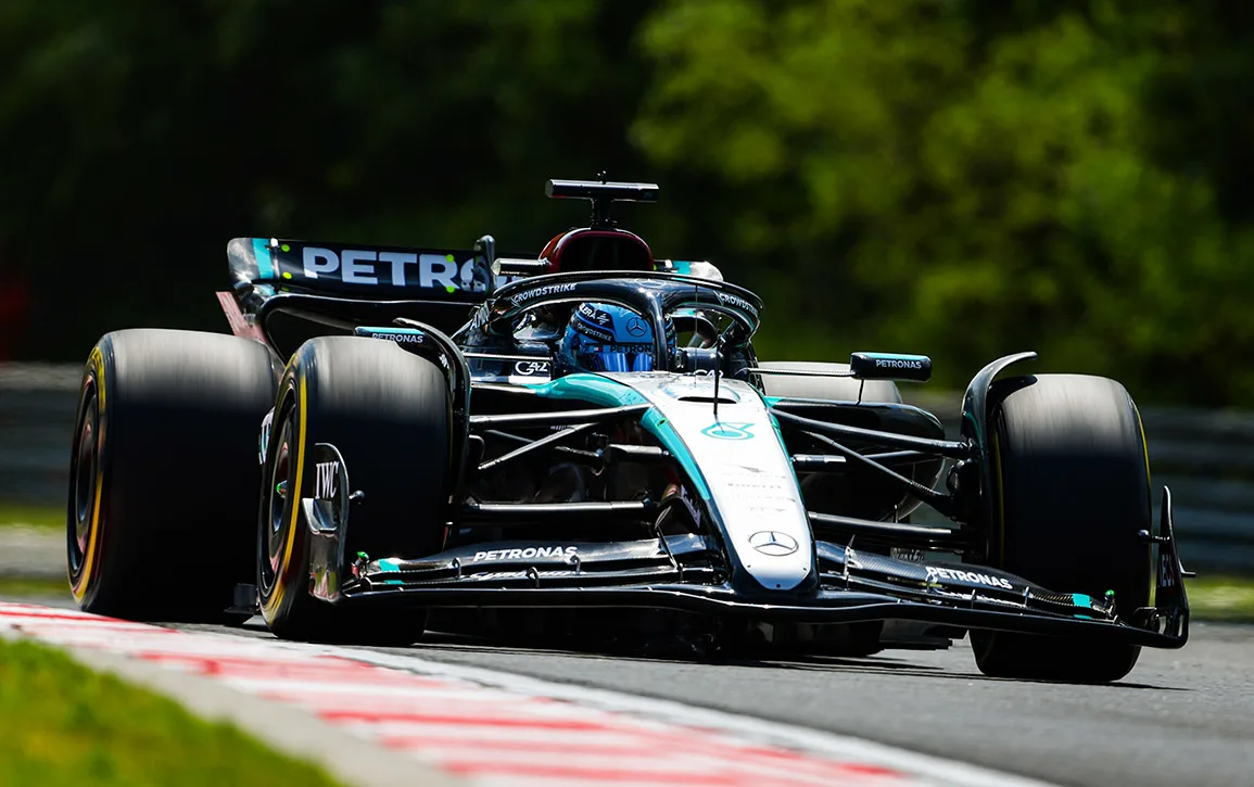Russell lamenta “oscilaciones”, pero ve a Mercedes “no muy lejos de Red Bull”