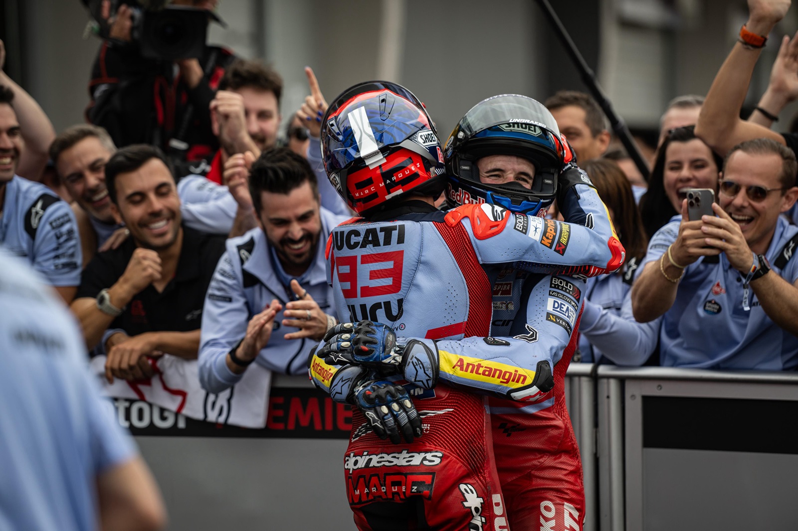 Álex Márquez diz que pódio com Marc é “muito mais especial”: “Trocaria todos por este”