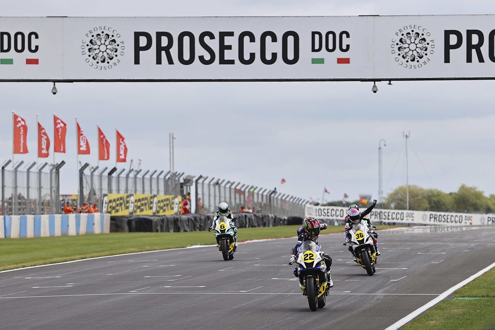 Carrasco supera batalha quádrupla e vence corrida 1 do Mundial Feminino em Donington