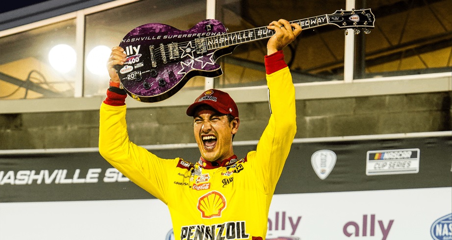 Logano quebra jejum e vence etapa recordista de prorrogações da Nascar em Nashville