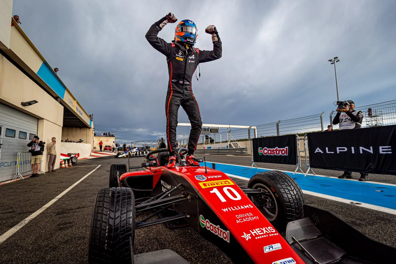 Giusti escala pelotão e vence chuvosa corrida 2 da FRECA em Paul Ricard. Câmara é 7º