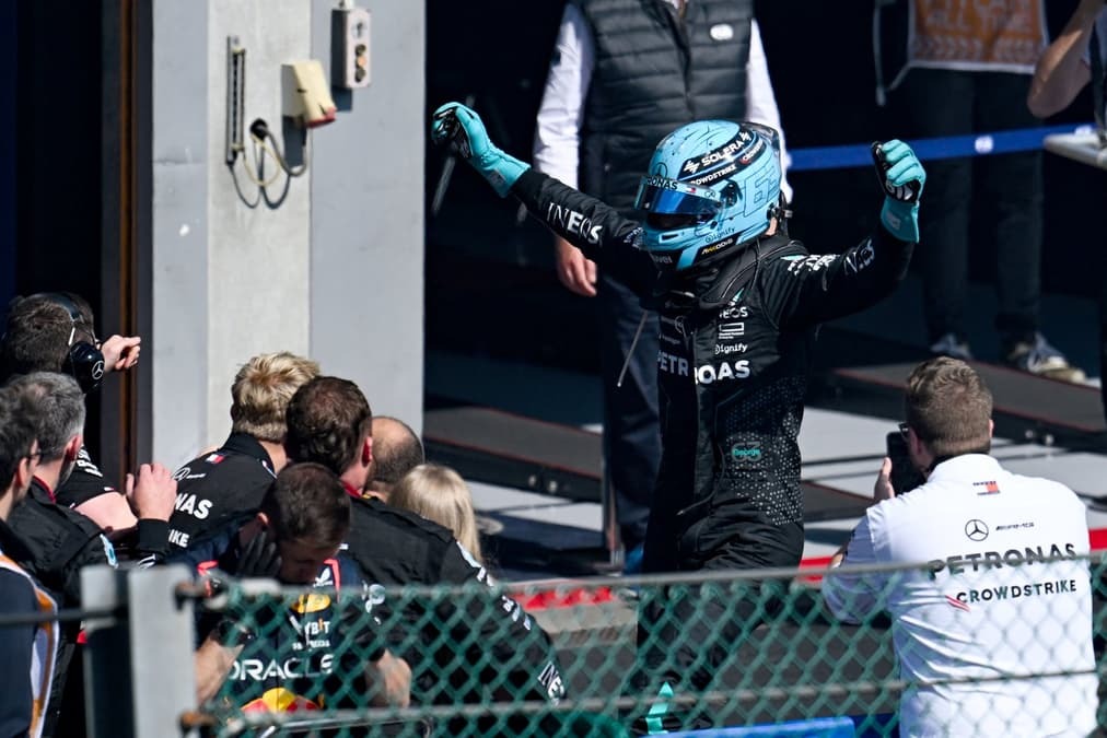 Russell celebra el triunfo y dice que la estrategia “fue posible gracias al coche”