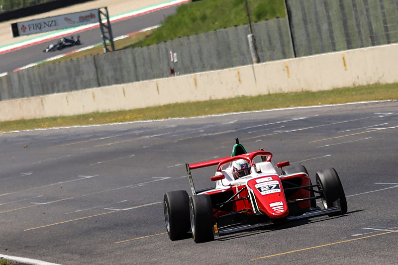 Slater mantém domínio na F4 Italiana e vence corridas 1 e 2 em Mugello. Ferreira pontua