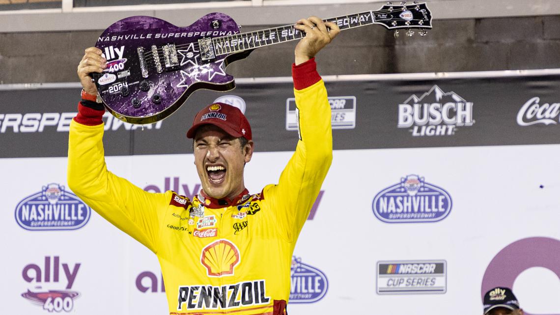 Logano rompe la racha y gana en Nashville la carrera con prórroga récord de la Nascar