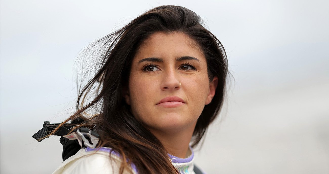 AM anuncia rompimento do contrato de Deegan, única mulher da Xfinity