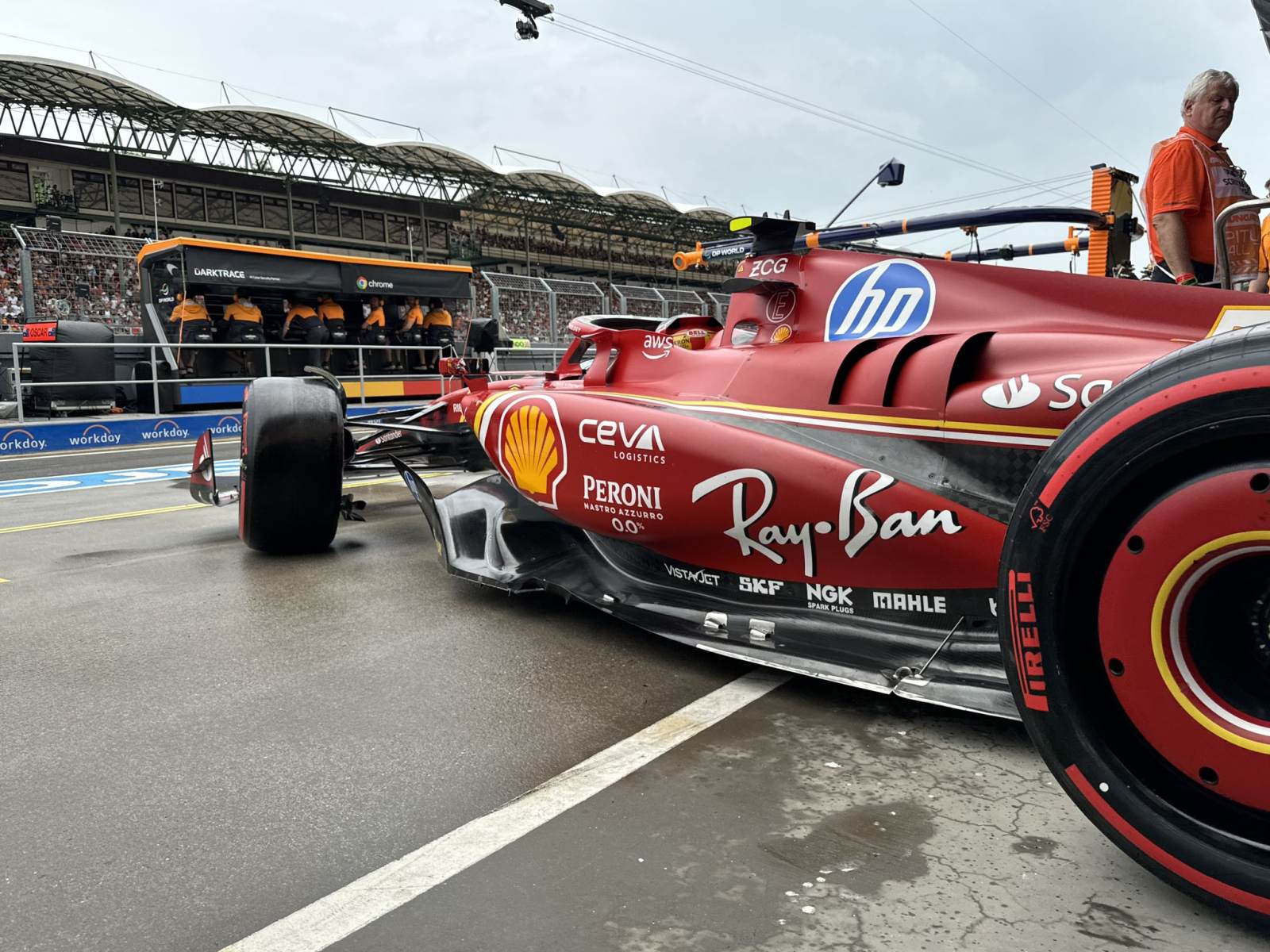 Ferrari revive fantasma de 2022 com volta dos quiques e perde força até contra Mercedes