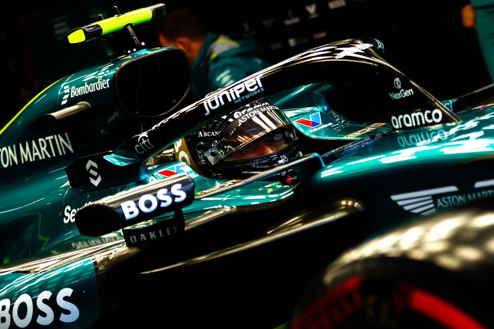 Alonso vibra com evolução da Aston Martin, mas espera ritmo “mais lento” em corrida