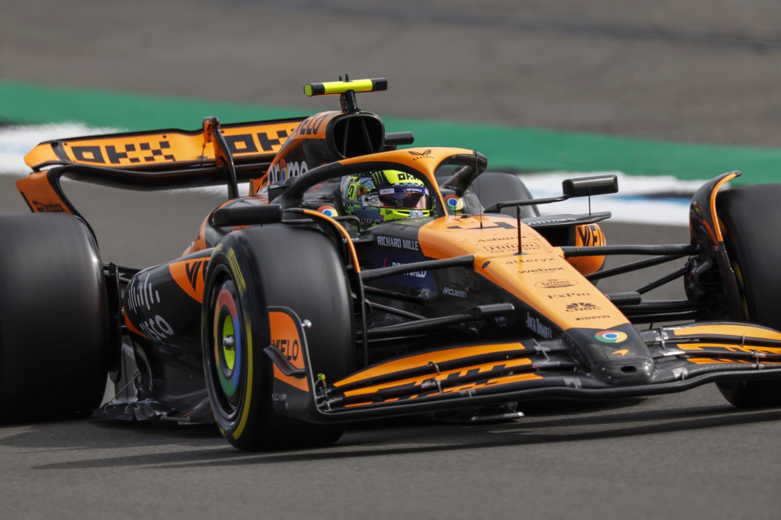 Norris dispara na frente e lidera 1-2 da McLaren no TL2 do GP da Inglaterra de F1