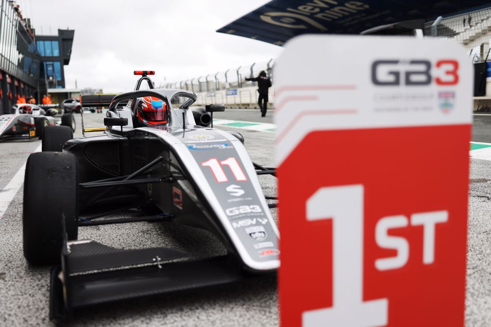Bennett segura Kucharczyk na largada e vence corrida 1 da F3 Britânica em Zandvoort