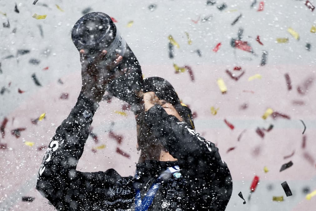De “ninguna parte” a “por delante de todos”: Mercedes celebra la victoria de Russell en Spa