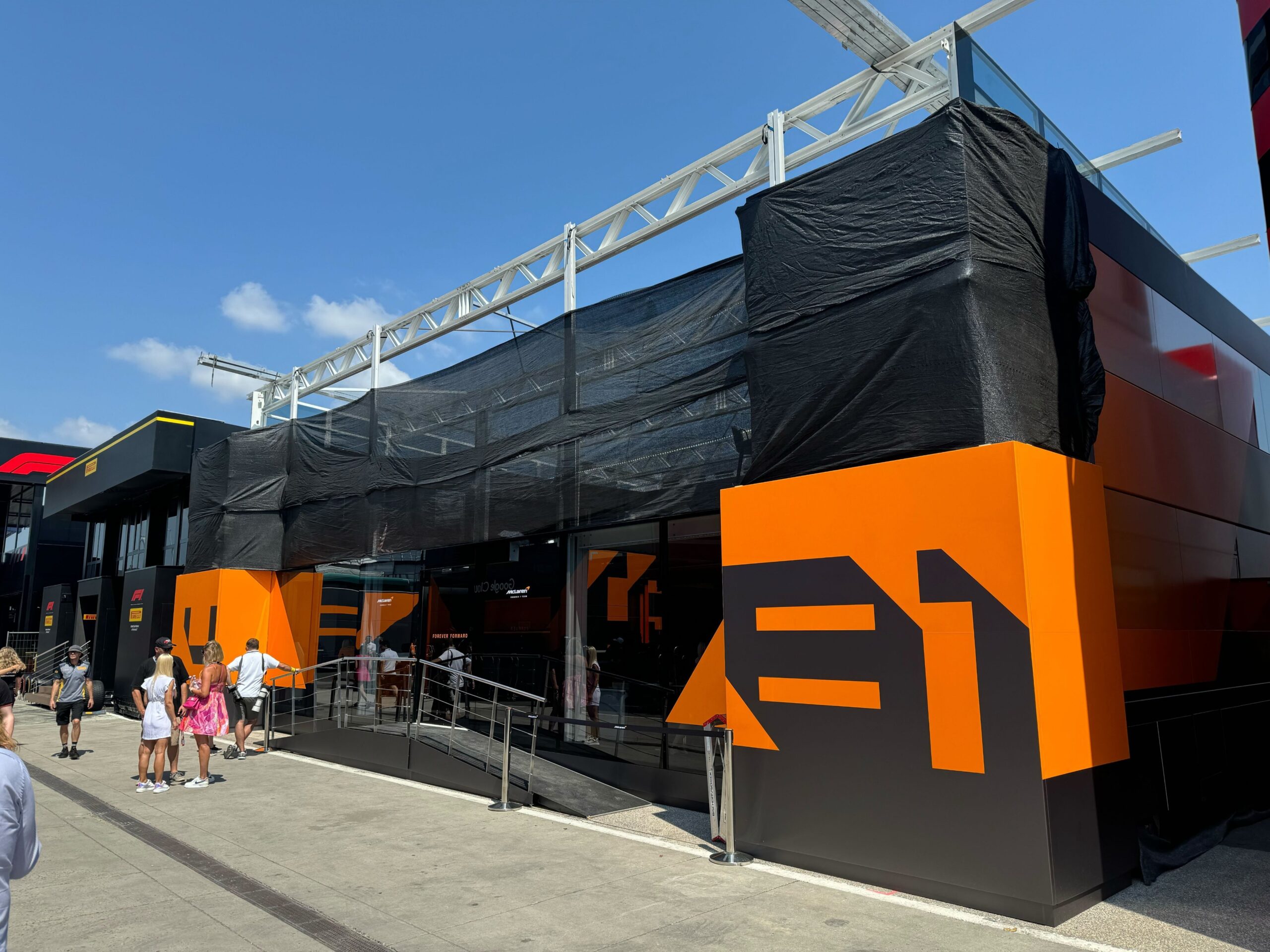Motorhome da McLaren sofre danos com chuva no paddock da Hungria e é interditado