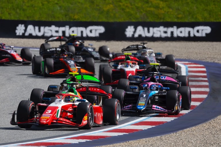Oliver Bearman puxa a fila na sprint da Áustria: tem F2 na Inglaterra neste fim de semana (Foto: Prema)