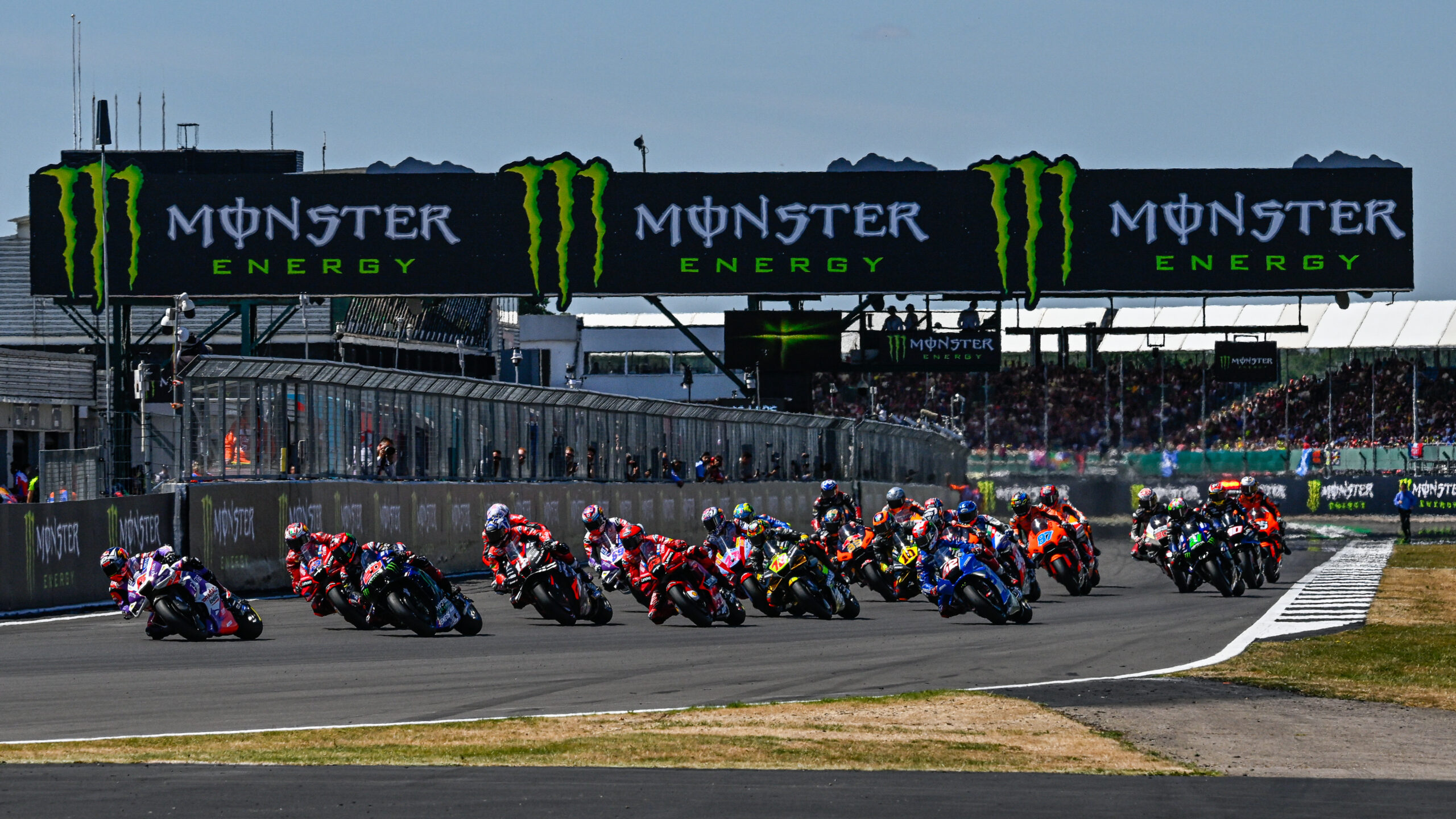 MotoGP celebra sus 75 años y presenta diseños retro en Silverstone