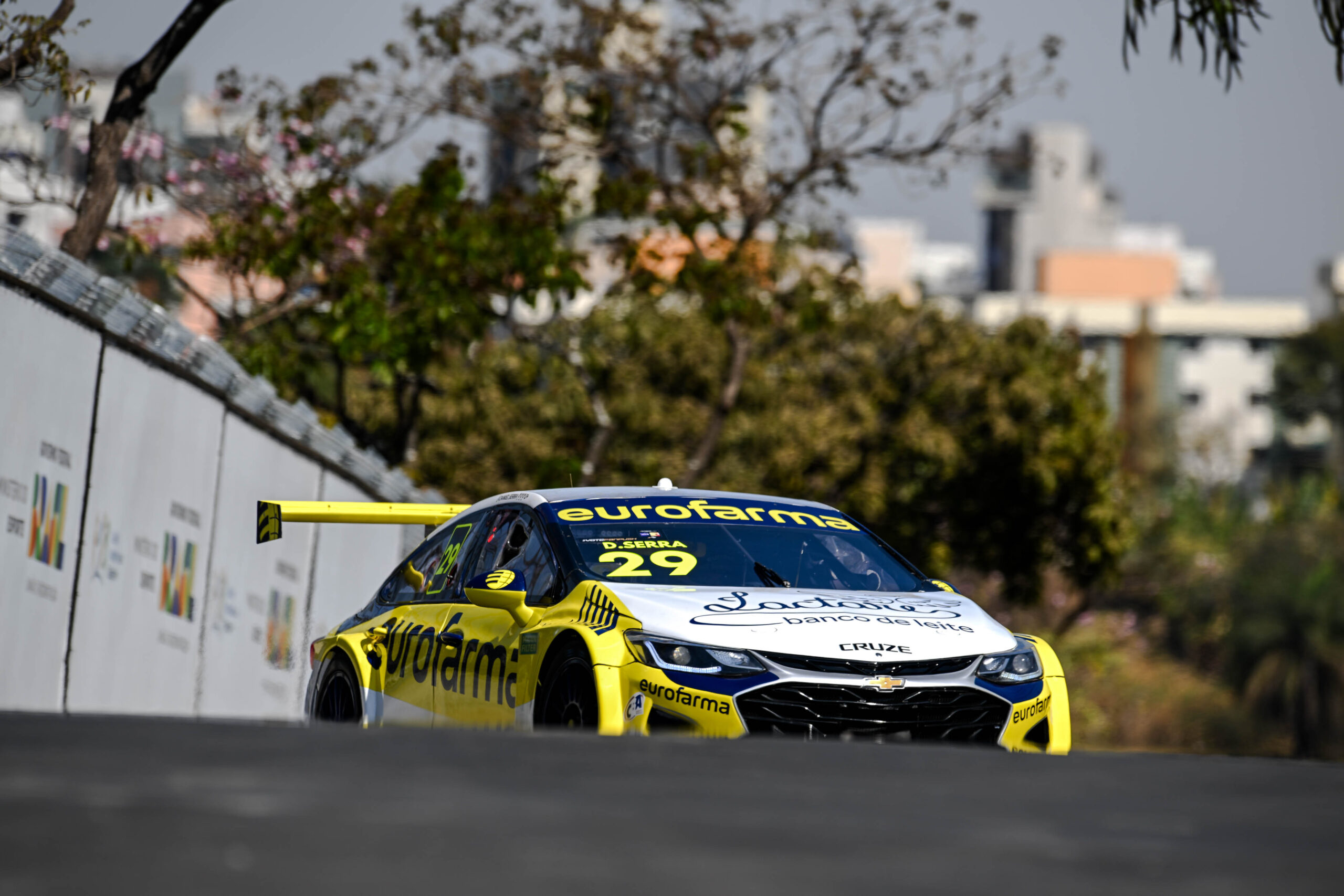 Serra bate Baptista e crava pole na corrida principal da Stock Car em Belo Horizonte
