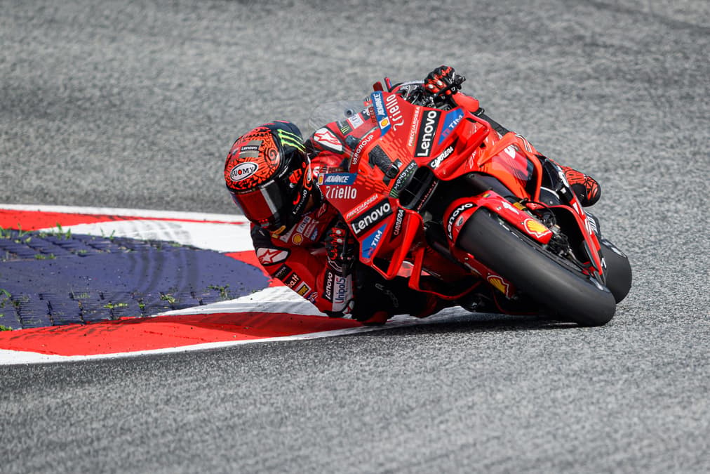 Bagnaia aprovecha sanción a Martín y gana Sprint en Austria; Marc Márquez abandona