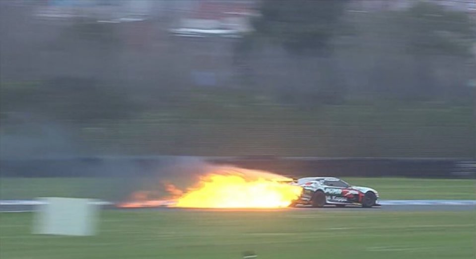 Mazzacane sufre voraz incendio y se baja rápidamente del coche en fecha del Turismo Carretera en Buenos Aires