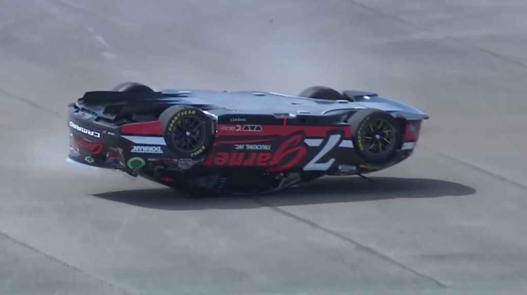 LaJoie quiere superar a Gragson, hace un trompo y sufre impactante vuelco en carrera de Nascar en Michigan