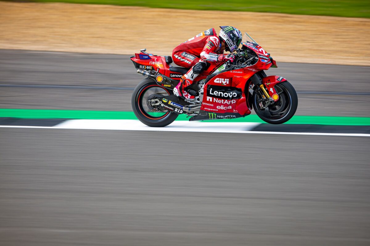 Bastianini supera a Martín y gana sprint de MotoGP en GP Gran Bretaña; Bagnaia cae