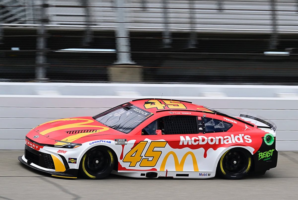 Reddick supera Byron no fim e vence etapa de Michigan marcada por interrupção na Nascar