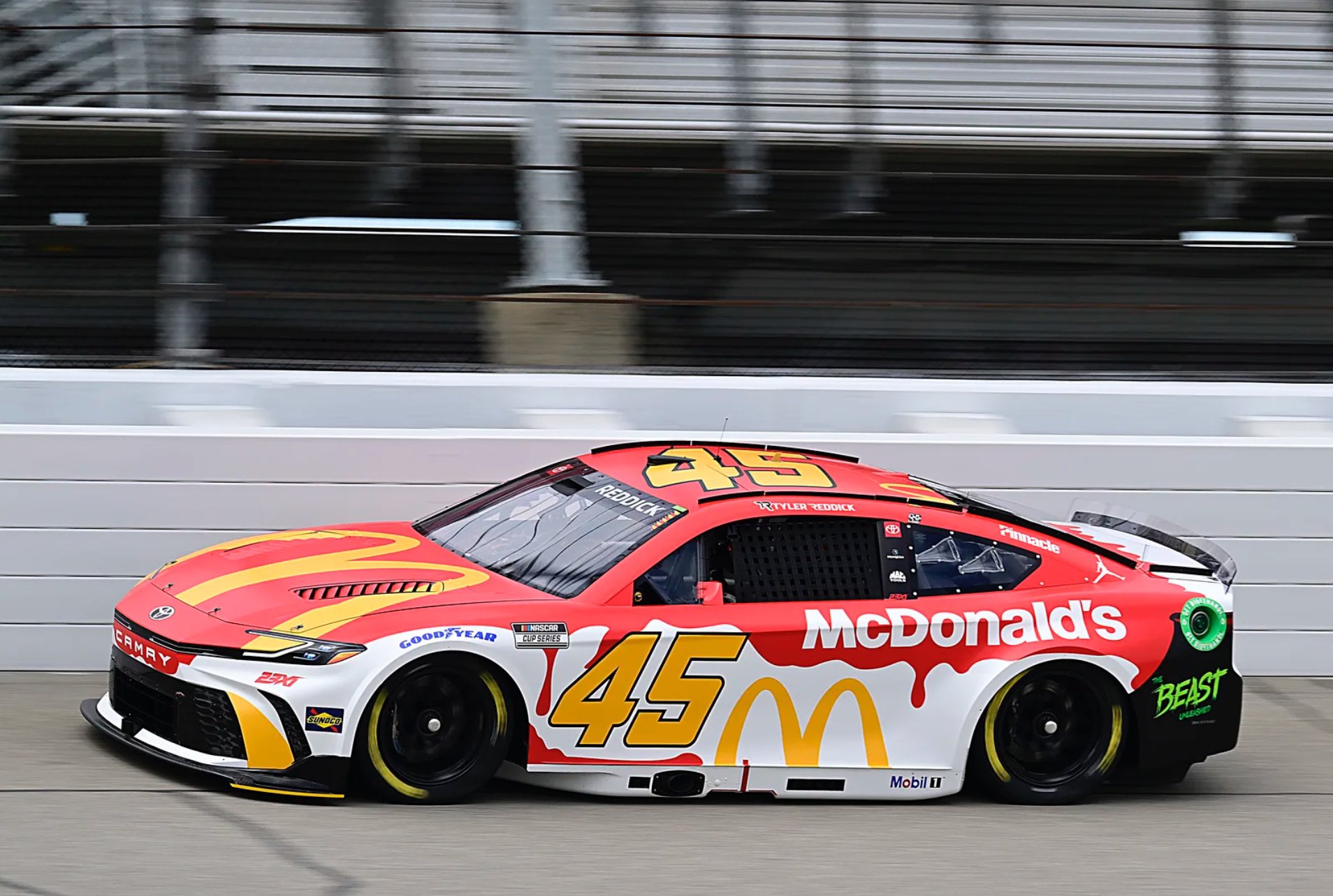 Reddick supera Byron no fim e vence etapa de Michigan marcada por interrupção na Nascar