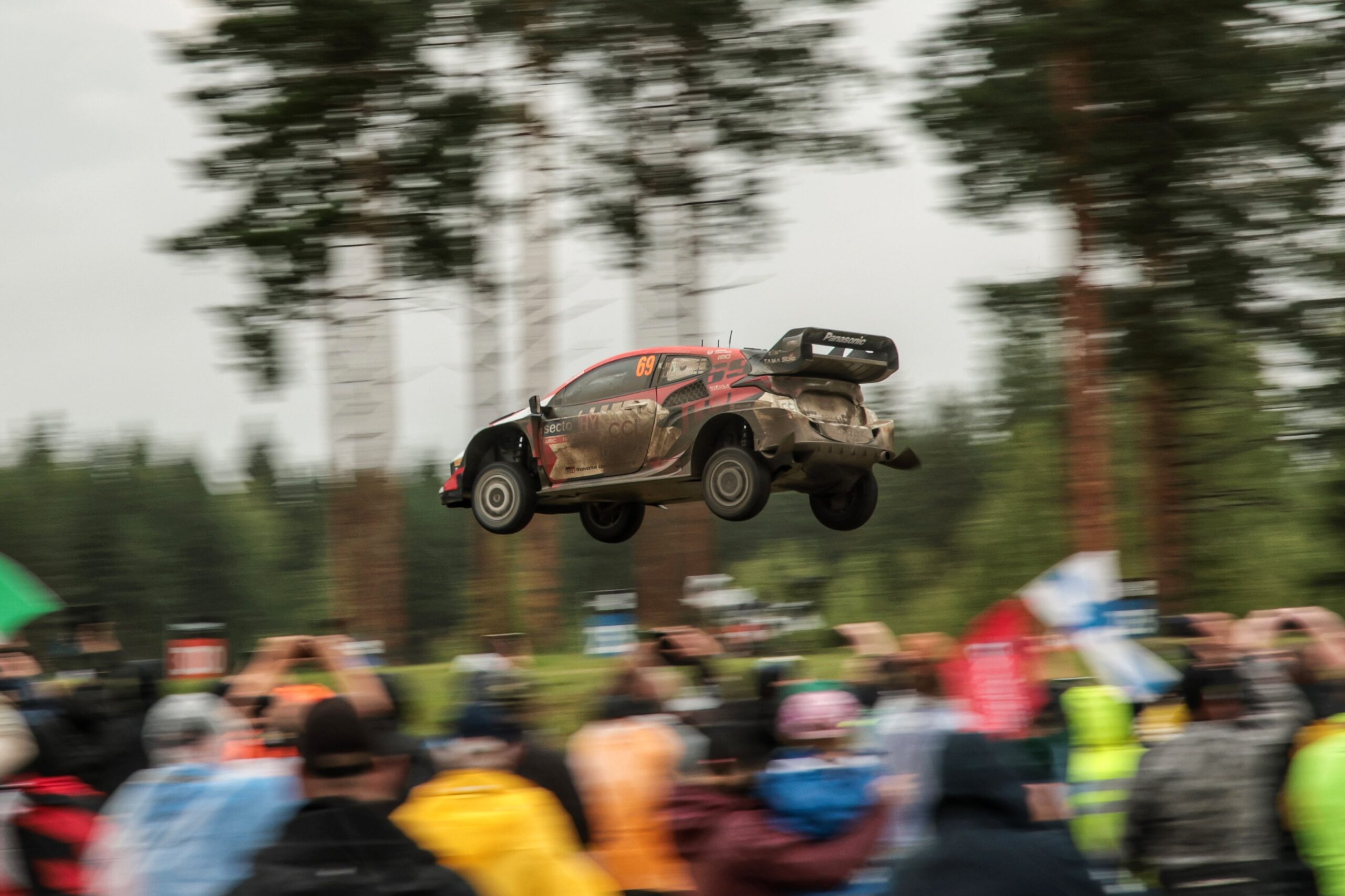 Rovanperä lidera 1-2-3 de Toyota en día difícil para Hyundai en el Rally de Finlandia