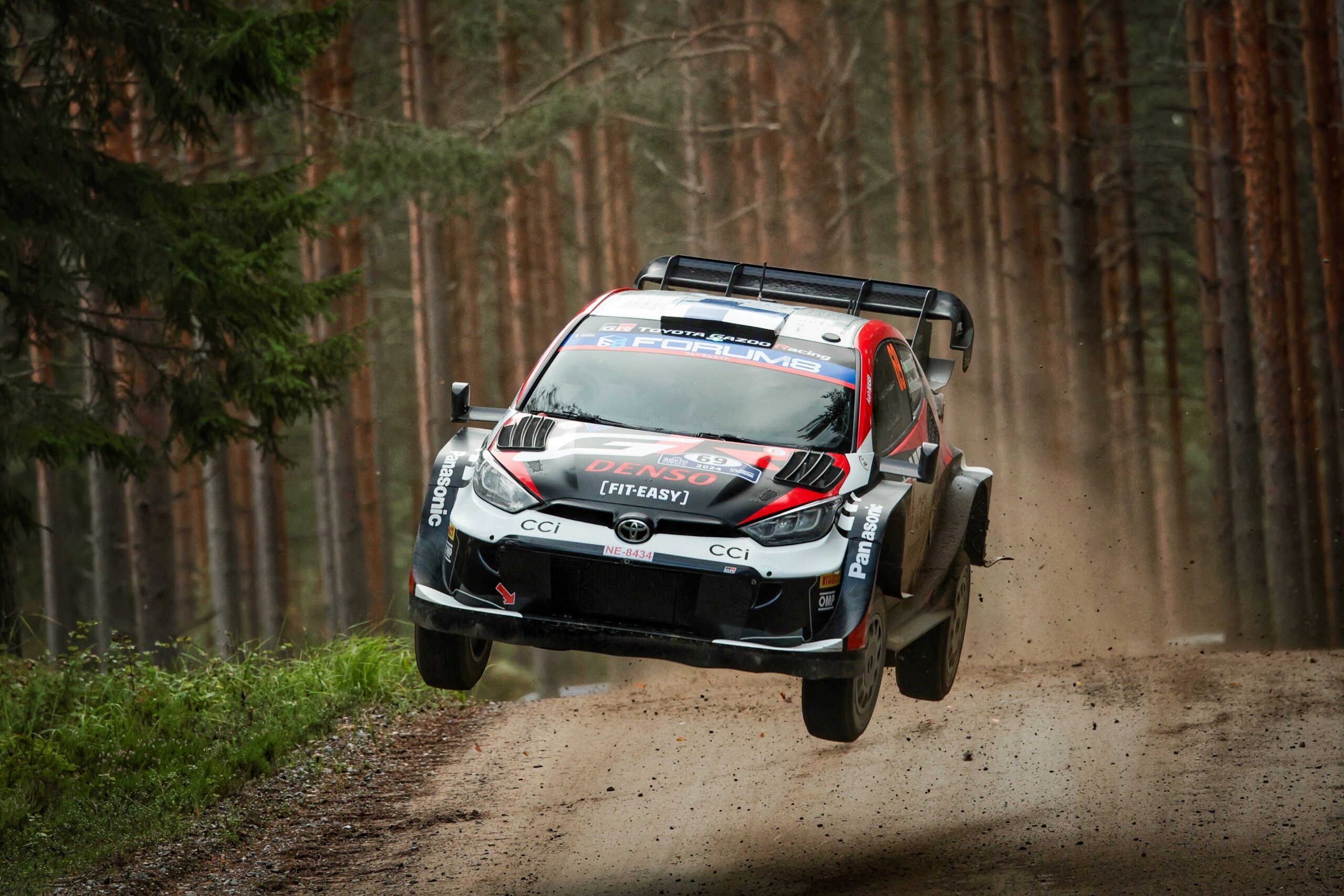 Rovanperä domina y estira su ventaja en la segunda jornada del Rally de Finlandia