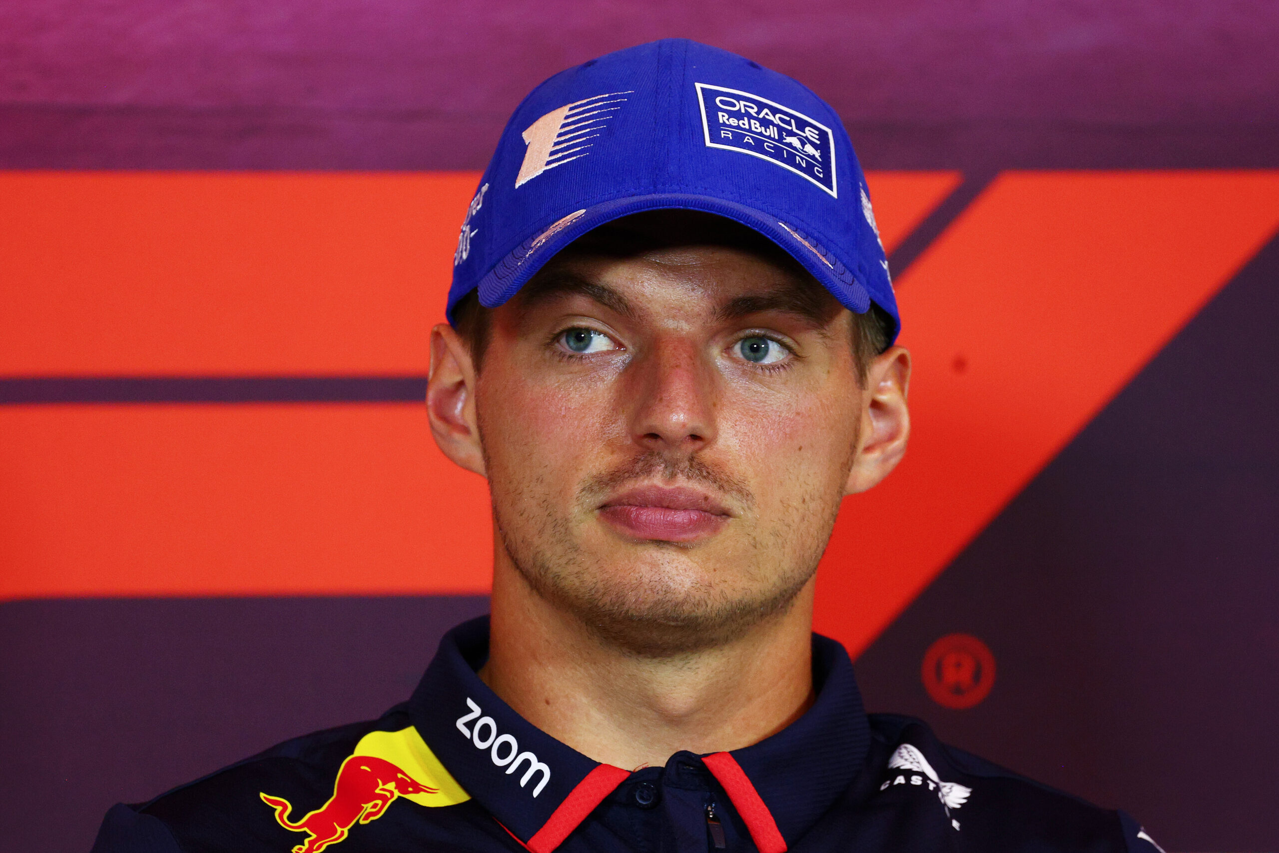 Verstappen dá solução para fim de críticas a comissários da FIA: “Não transmitir rádios”