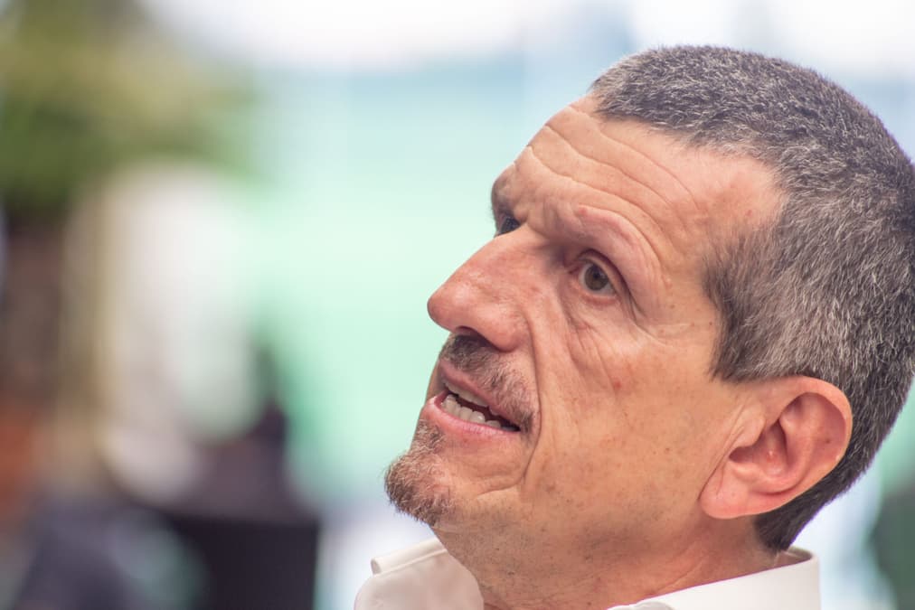 Steiner dice que le sorprende que Pérez se quede en Red Bull: “Pensé que cambiarían”